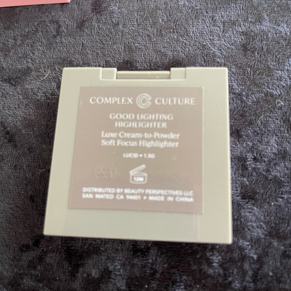 Assortment of brand name makeup - Picture 6 of 10